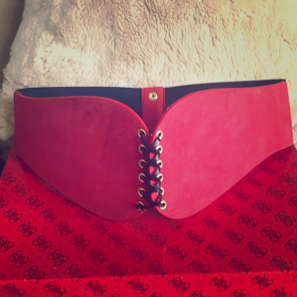 🌹NWT GUESS RED AND BLACK CORSET BELT!!🌹